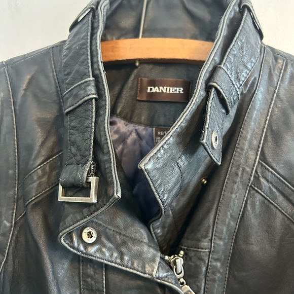 Danier women’s xs Black Leather zip up Jacket - Picture 4 of 8